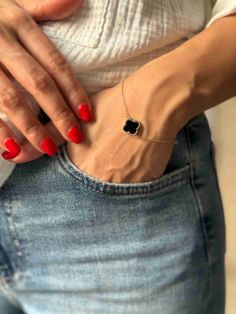 دستبند زنجیری طلا و تک گل ونکلیف سنگ مشکی زنانه