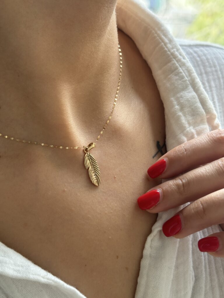 آویز طلا برگ ریخته زنانه