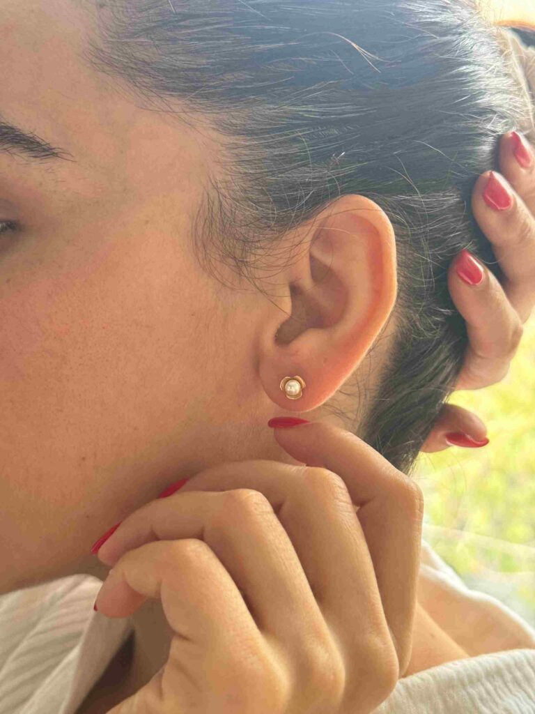 گوشواره طلا گل 3 پرمروارید زنانه