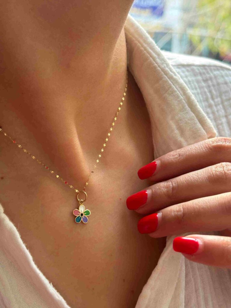 آویز طلا گل پنج پر میناکاری سفید سبز بنفش آبی صورتی زنانه