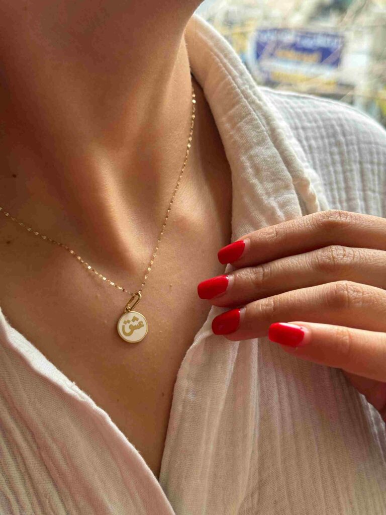 آویز طلا عشق و دایره میناکاری سفید زنانه