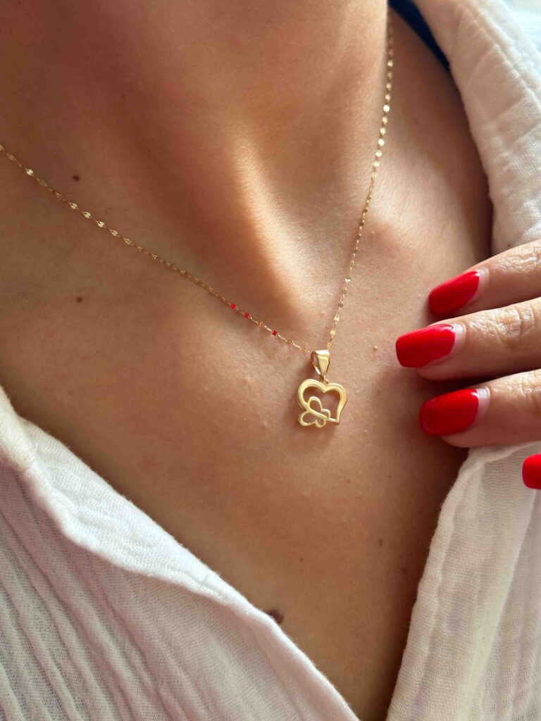 آویز طلا پروانه تو خالی روی قلب خمیده زنانه کادویی