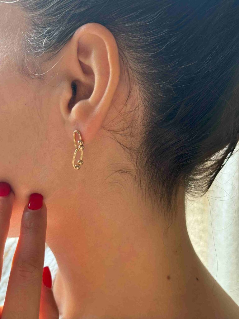 گوشواره طلا میخی دو بیضی در هم تنیده و چهار گوی زنانه کادویی