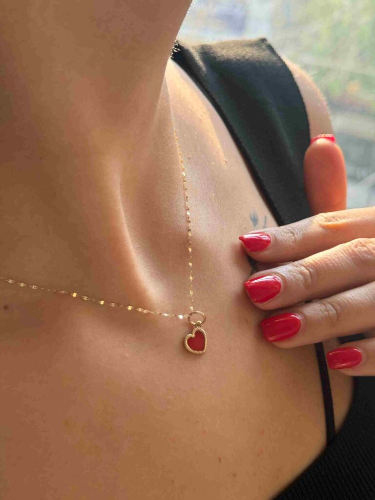 آویز طلا قلب میناکاری قرمز حاشیه برجسته زنانه