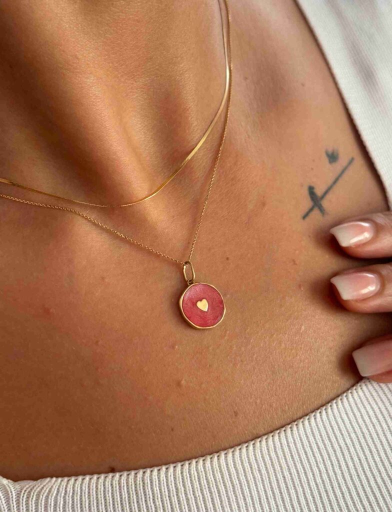 آویز طلا قلب وسط دایره مینا کاری قرمز زنانه دخترانه کادویی