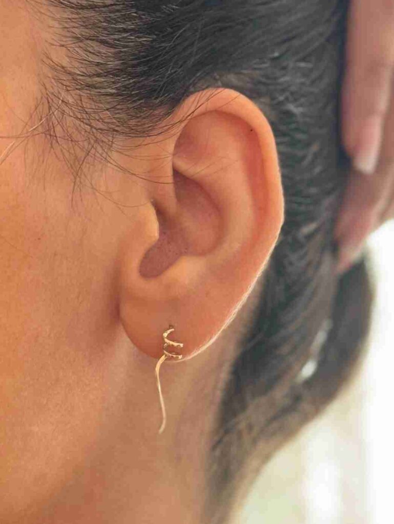 گوشواره طلا میخی مفتول پیچی دخترانه زنانه کادویی