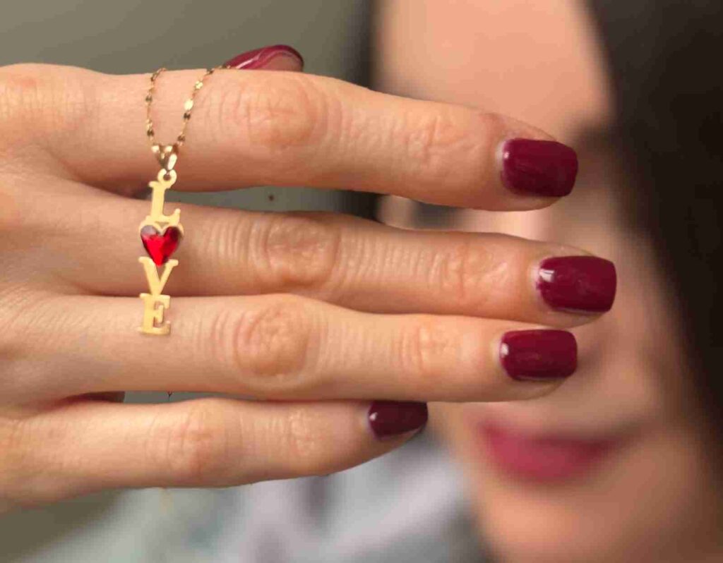 آویز طلا love با نگین قلبی قرمز دخترانه زنانه کادویی