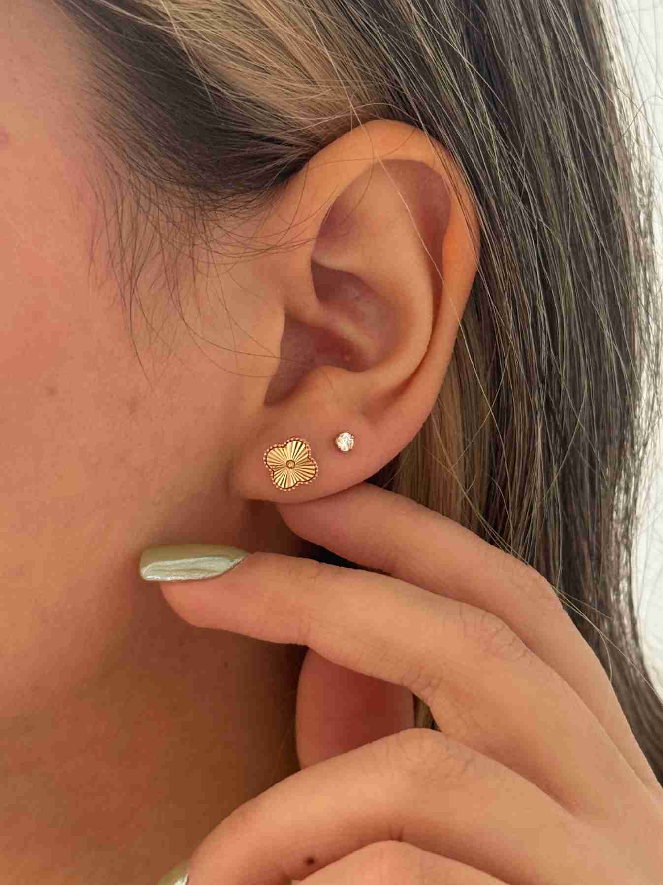 IMG_7853 گوشواره طلا میخی گل ونکلیف شیاردار زنانه دخترانه کادویی