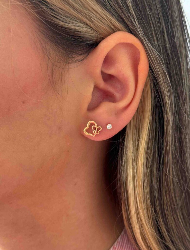 گوشواره طلا میخی پروانه روی قلب مینیمال زنانه دخترانه کادویی