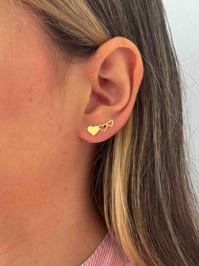 گوشواره طلا میخی سه قلب کنار هم زنناه دخترانه کادویی