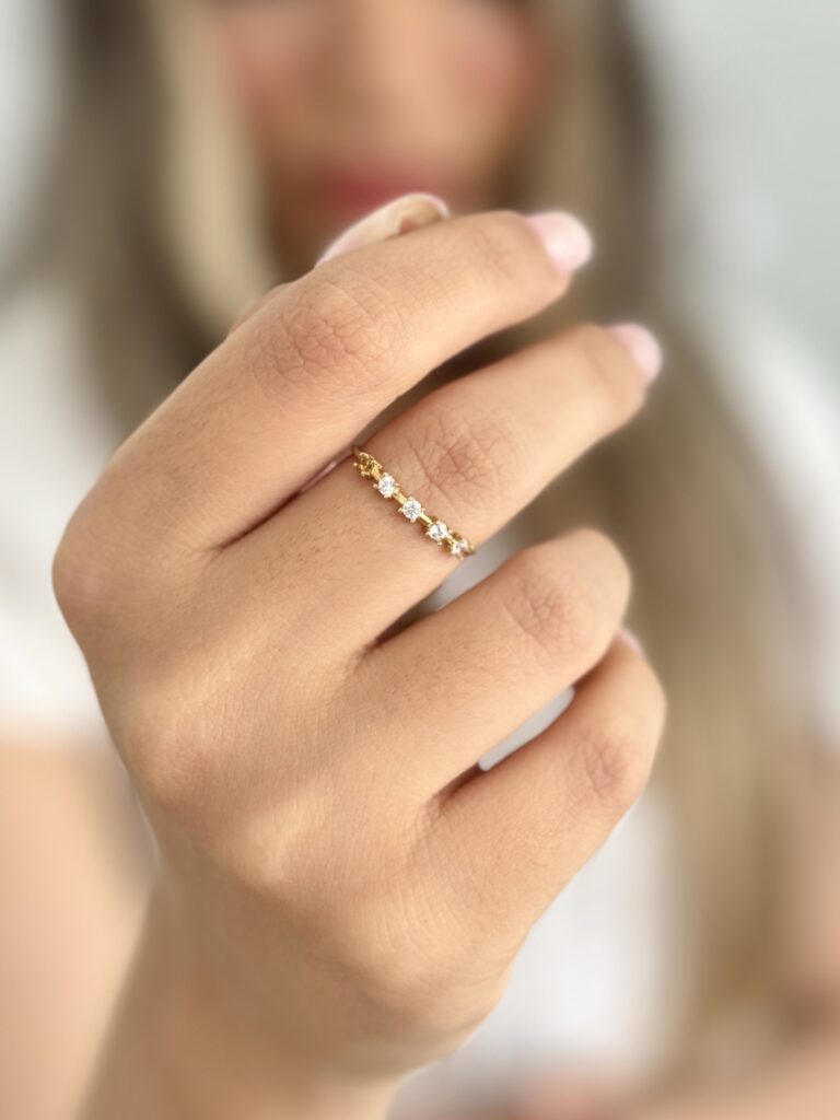 انگشتر طلا سولیتر چهار نگین سفید و یک نگین زرد زنانه دخترانه کادویی