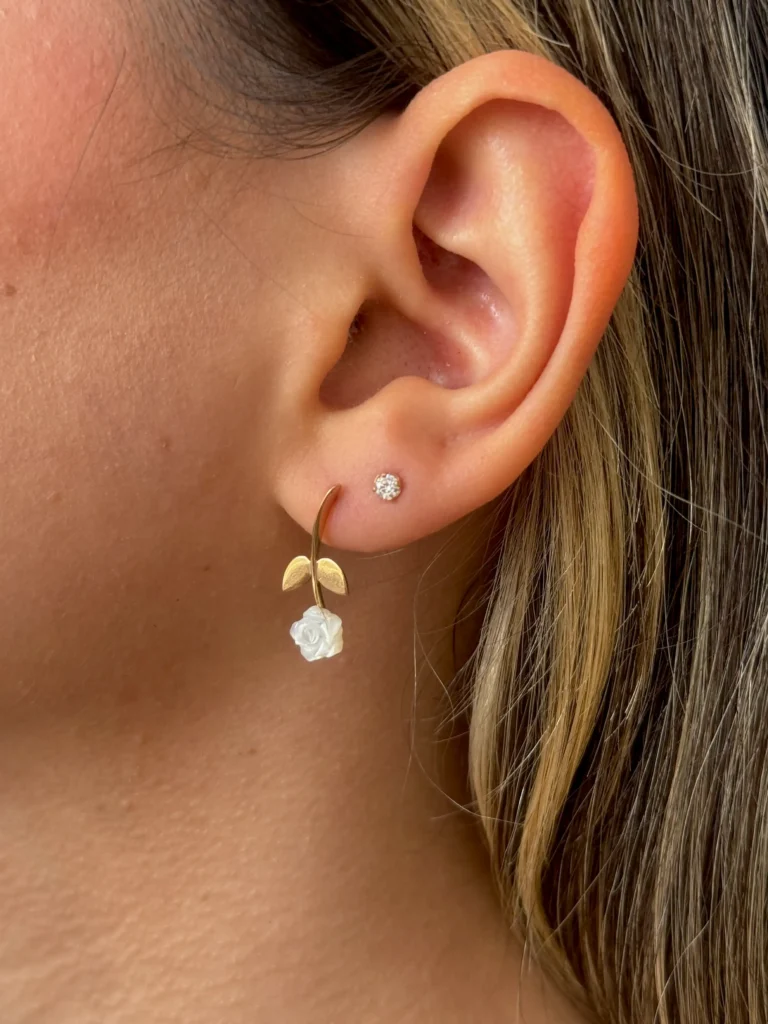 گوشواره طلا میخی گل رز چینی صدفی شاخه دار زنانه دخترانه کادویی