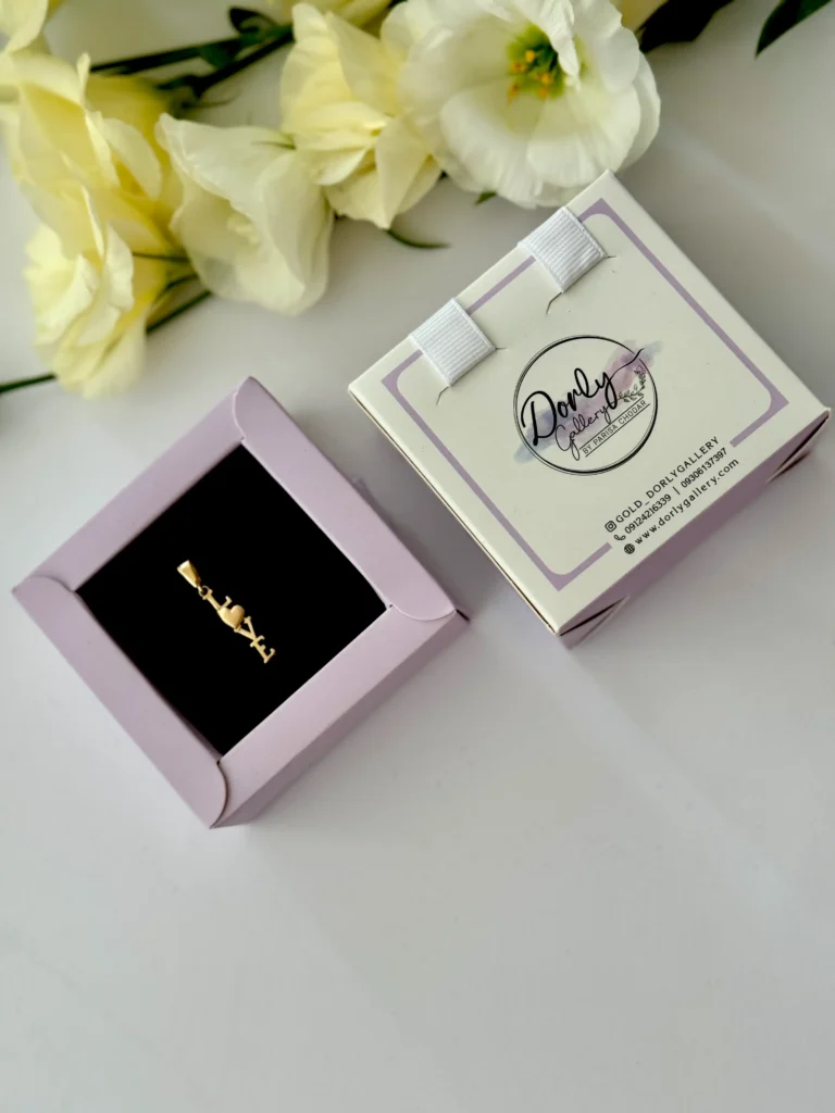 آویز طلا LOVE عمودی با قلب مات زنانه دخترانه کادویی