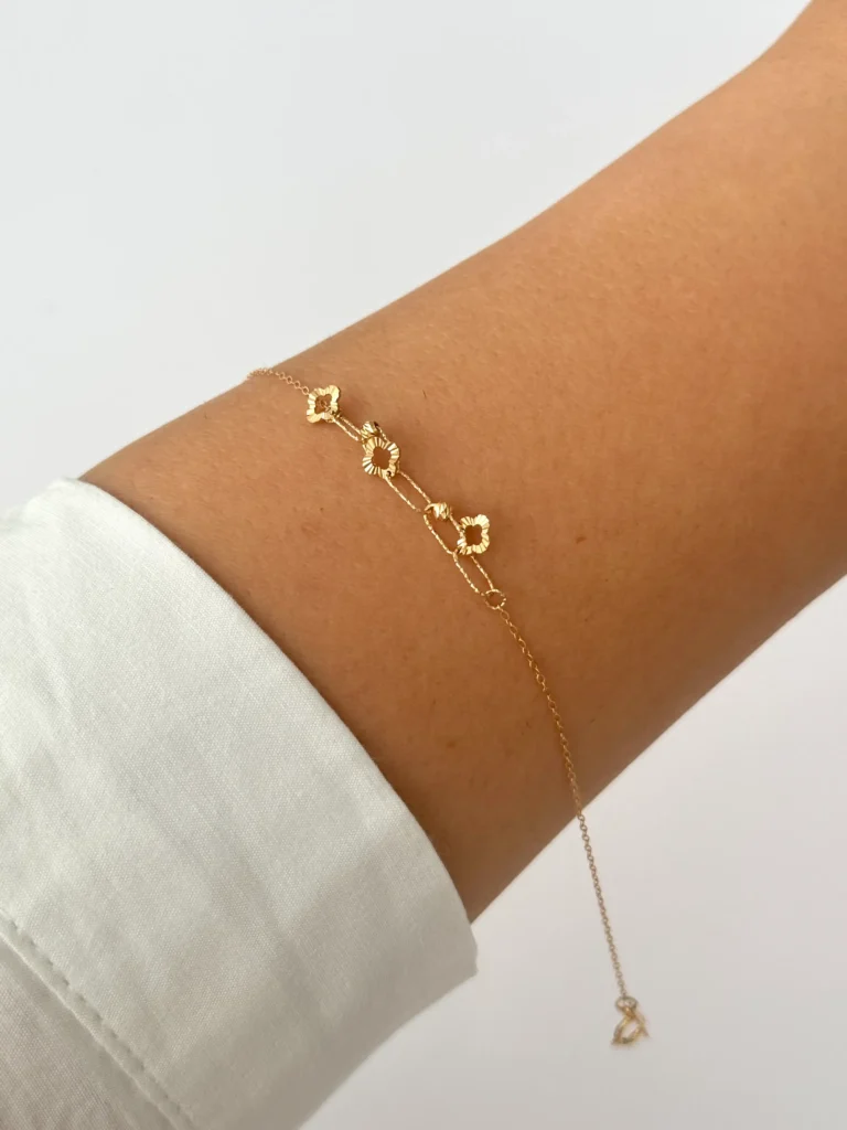 دستبند زنجیری طلا هرمس و پنج حلقه بیضی تو هم و سه ونکلیف آویز و دو گوی البرنادو زنانه دخترانه کادویی