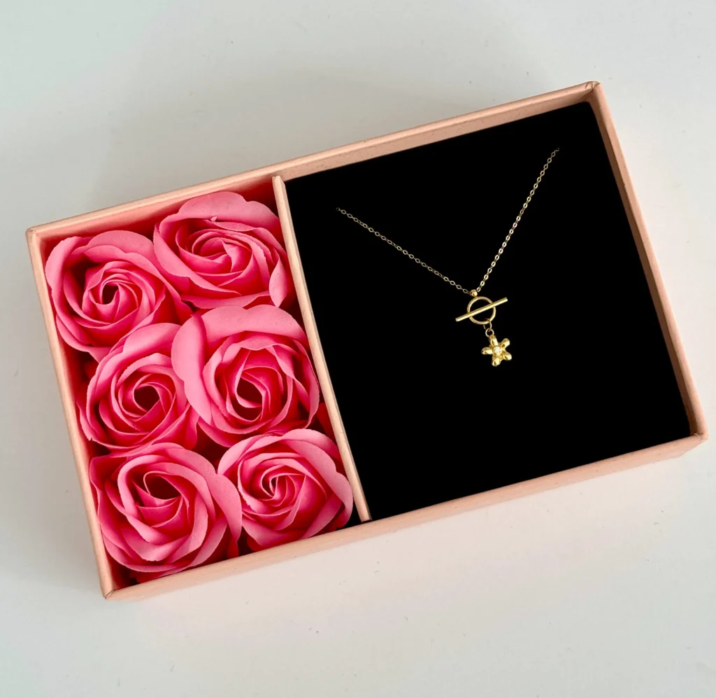 گردنبند طلا زنجیر متصل هرمس و قفل تی و گل نگینی آویز زنانه دخترانه کادویی