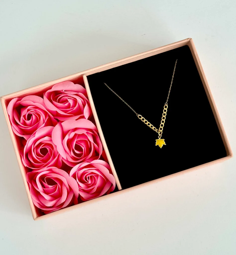 گردنبند طلا زنجیر متصل هرمس و کارتیر برگ پاییزی میناکاری آویز زنانه دخترانه کادویی