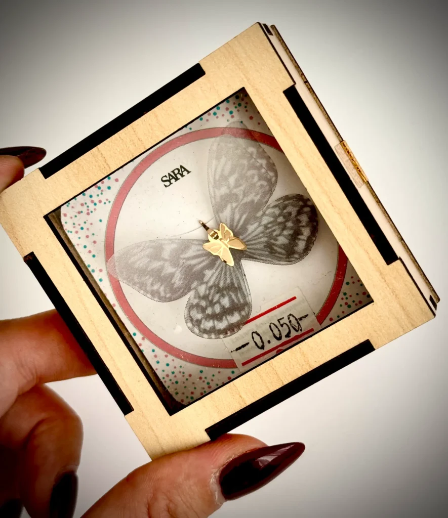 آویز طلا پروانه پارچه ای مشکی سفید کادویی