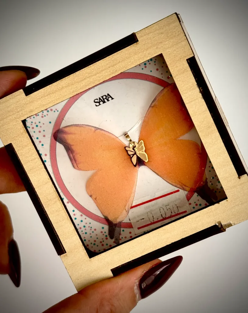 آویز طلا پروانه پارچه ای نارنجی مشکی کادویی